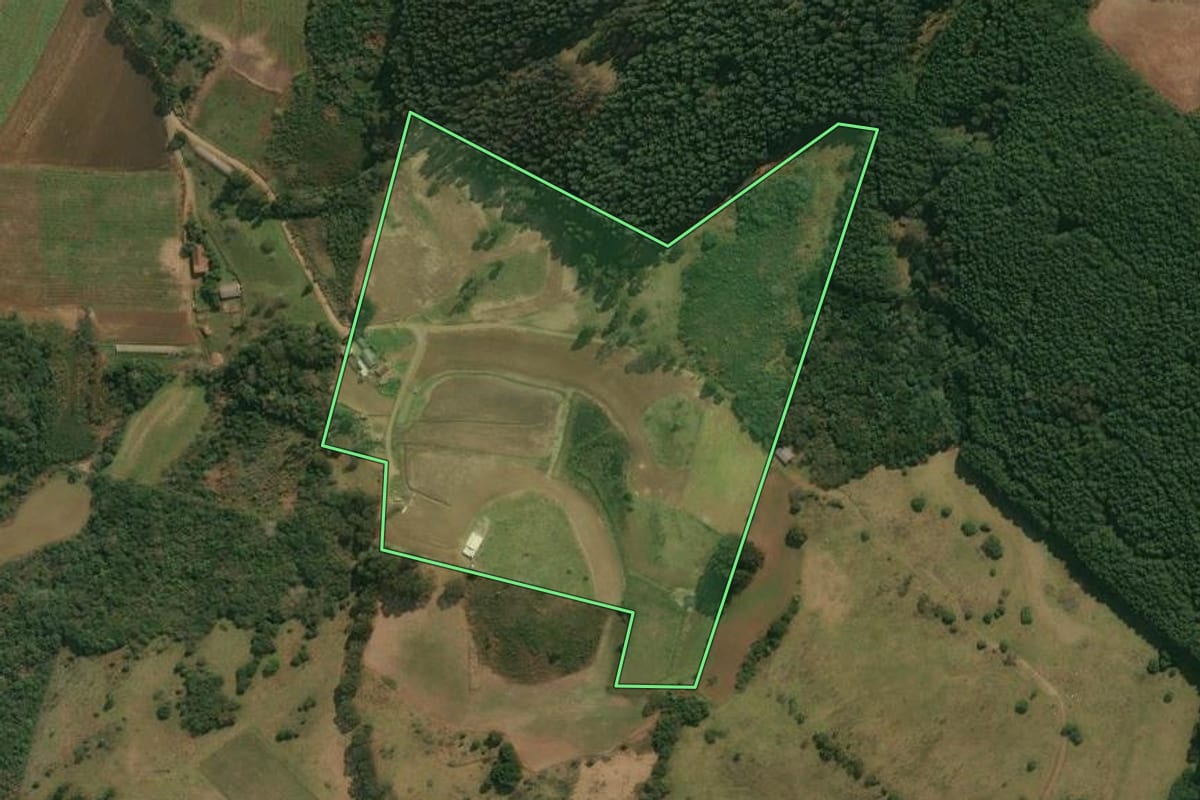 Imagem de satélite do imóvel rural em Celso Ramos (SC), com o contorno declarado no CAR desenhado por cima.