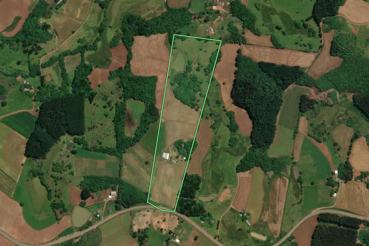 Imagem de satélite do imóvel rural em Celso Ramos (SC), com o contorno declarado no CAR desenhado por cima.