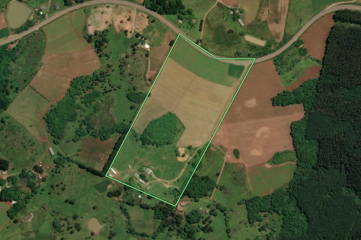 Imagem de satélite do imóvel rural em Celso Ramos (SC), com o contorno declarado no CAR desenhado por cima.