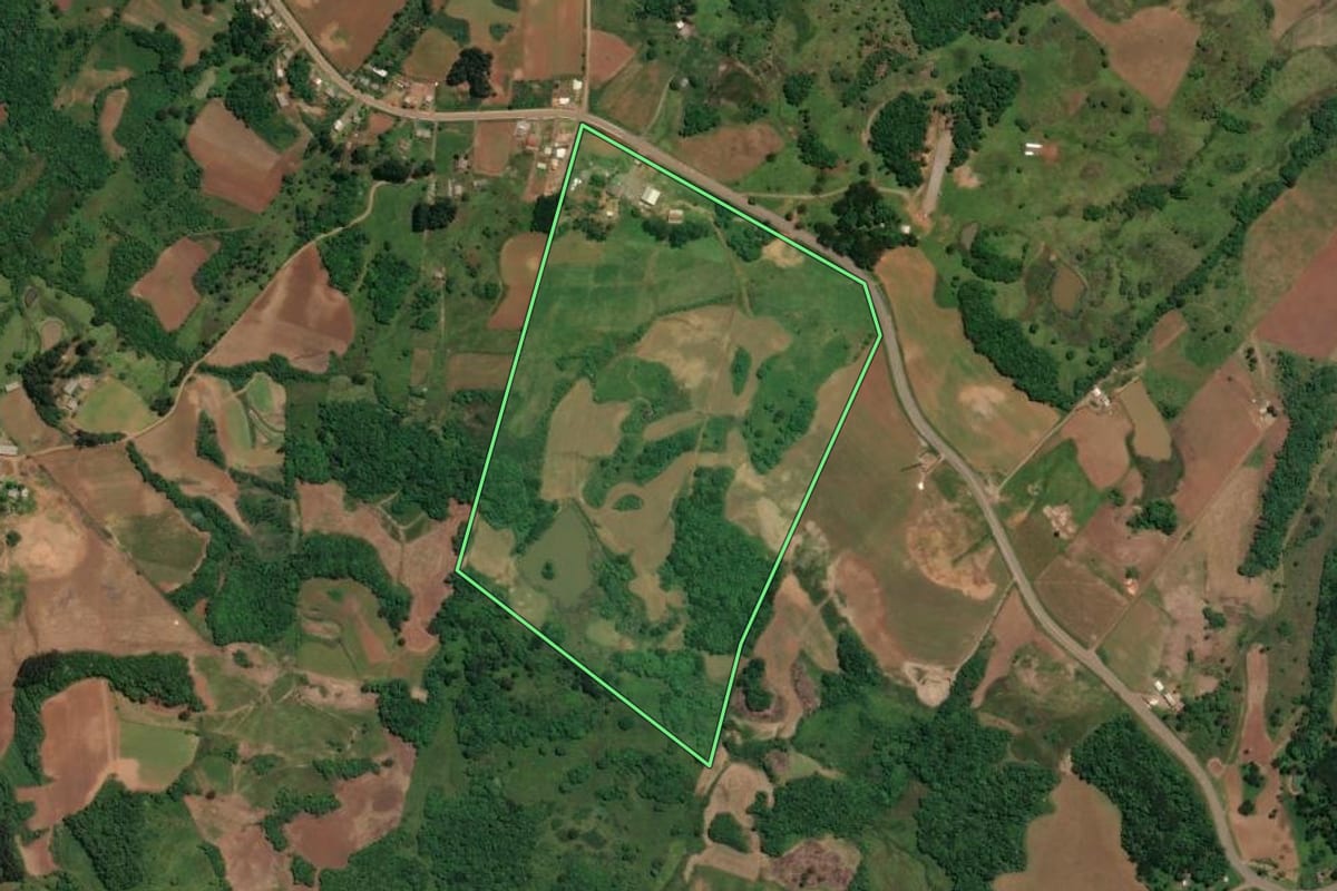 Imagem de satélite do imóvel rural em Celso Ramos (SC), com o contorno declarado no CAR desenhado por cima.