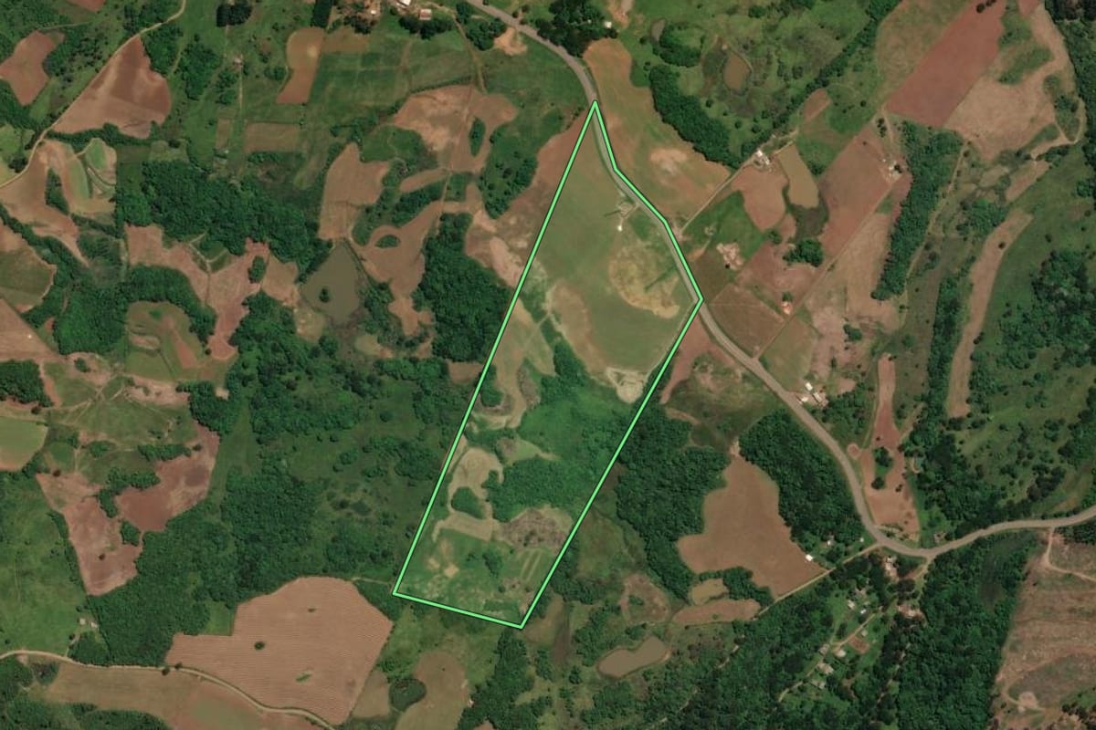 Imagem de satélite do imóvel rural em Celso Ramos (SC), com o contorno declarado no CAR desenhado por cima.