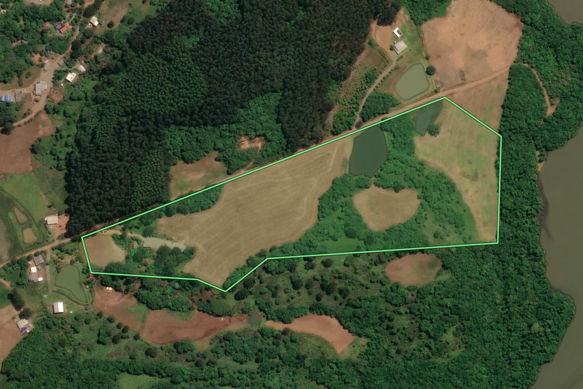 Imagem de satélite do imóvel rural em Celso Ramos (SC), com o contorno declarado no CAR desenhado por cima.