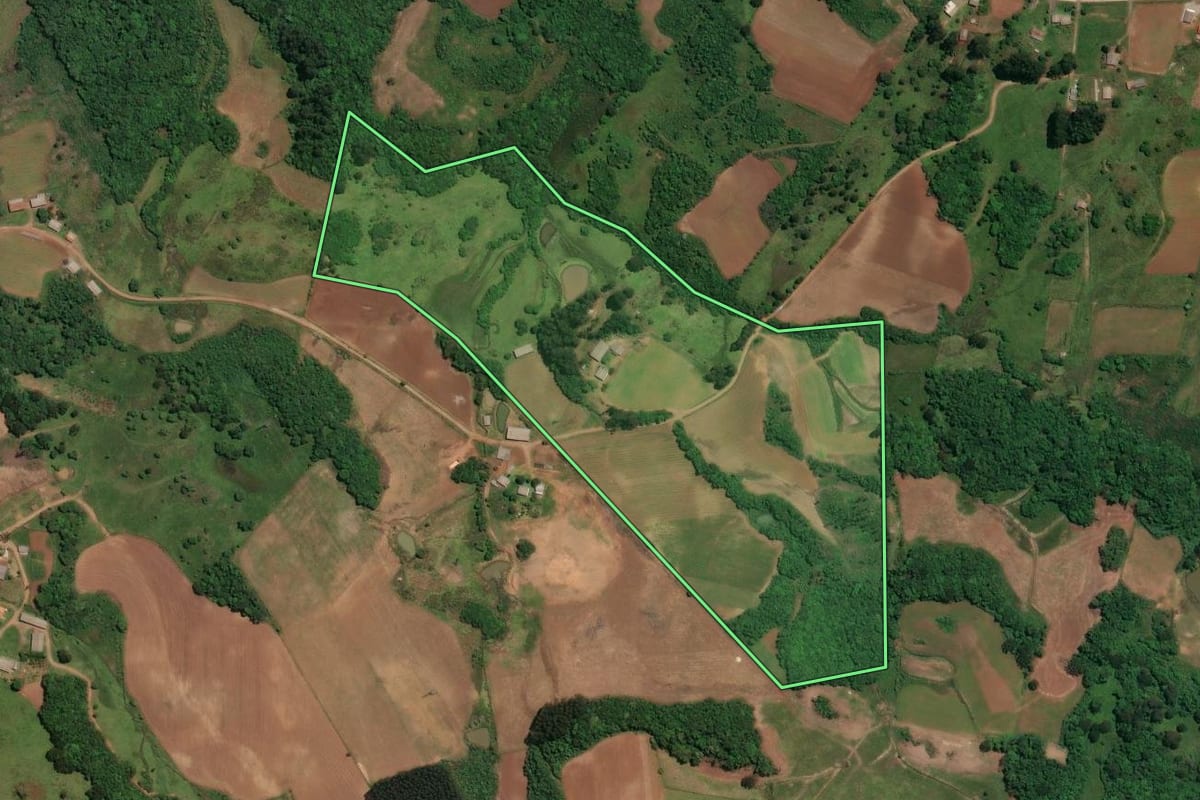 Imagem de satélite do imóvel rural em Celso Ramos (SC), com o contorno declarado no CAR desenhado por cima.