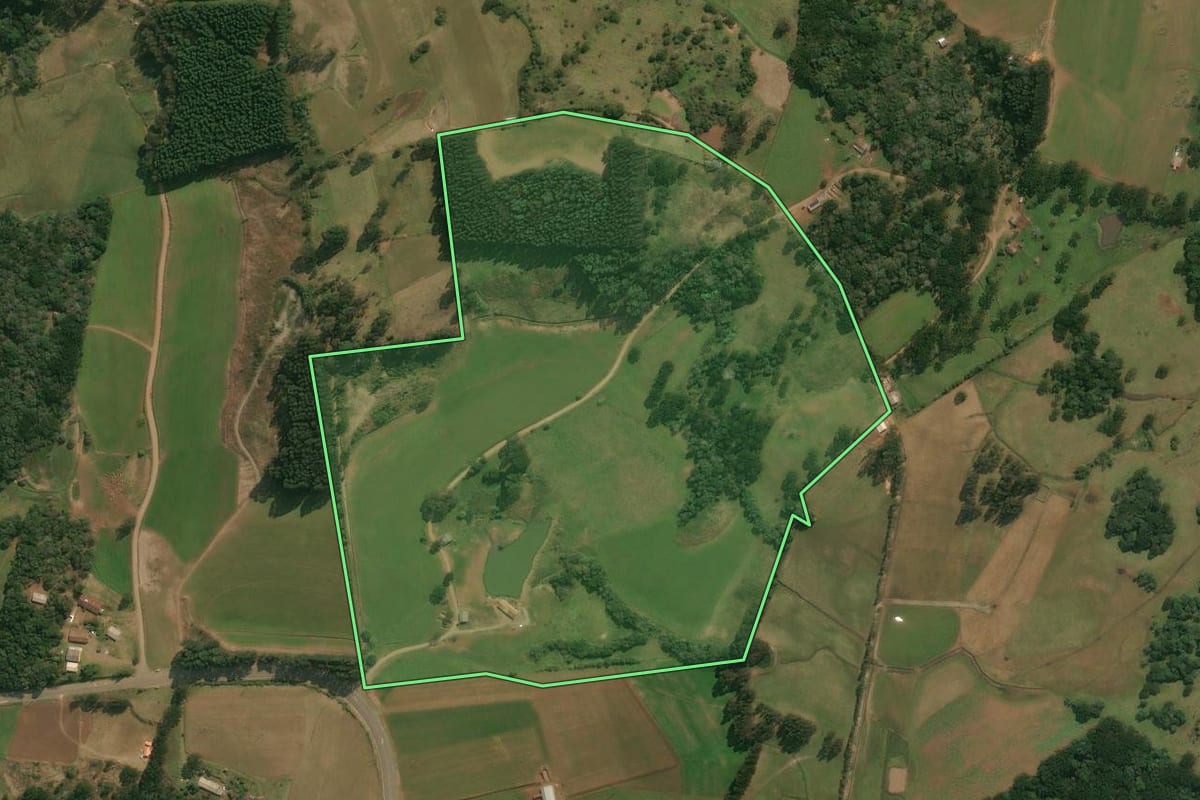 Imagem de satélite do imóvel rural em Celso Ramos (SC), com o contorno declarado no CAR desenhado por cima.