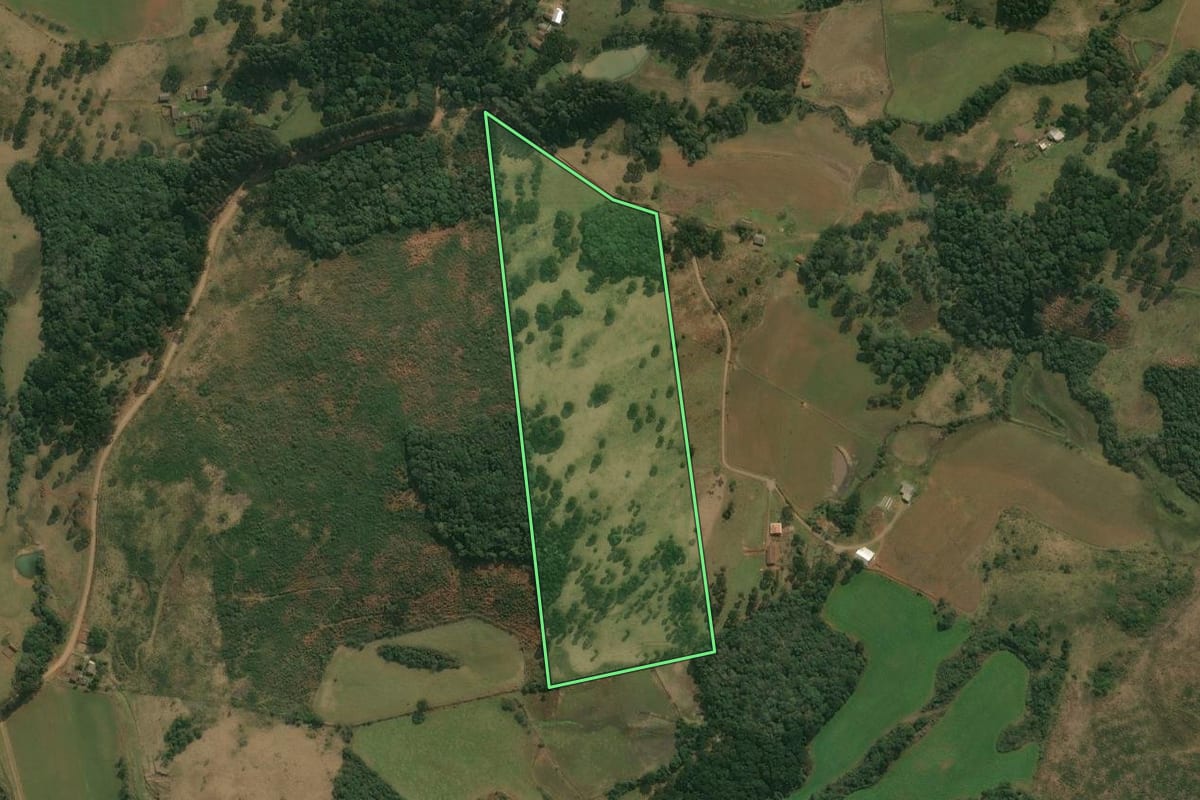 Imagem de satélite do imóvel rural em Celso Ramos (SC), com o contorno declarado no CAR desenhado por cima.
