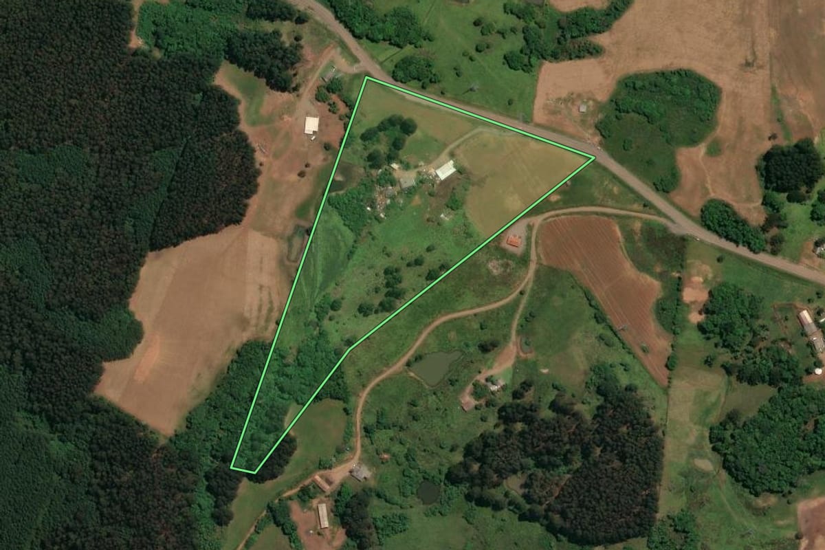 Imagem de satélite do imóvel rural em Celso Ramos (SC), com o contorno declarado no CAR desenhado por cima.