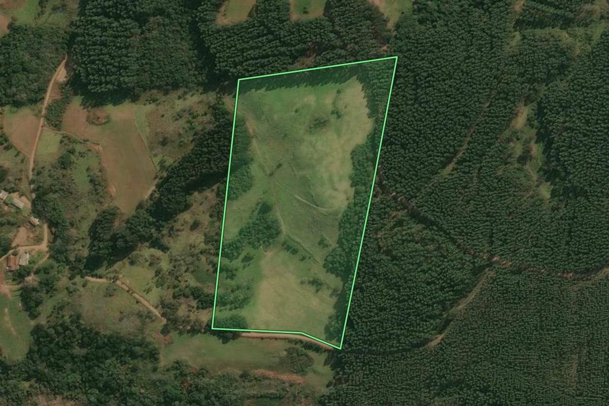 Imagem de satélite do imóvel rural em Celso Ramos (SC), com o contorno declarado no CAR desenhado por cima.