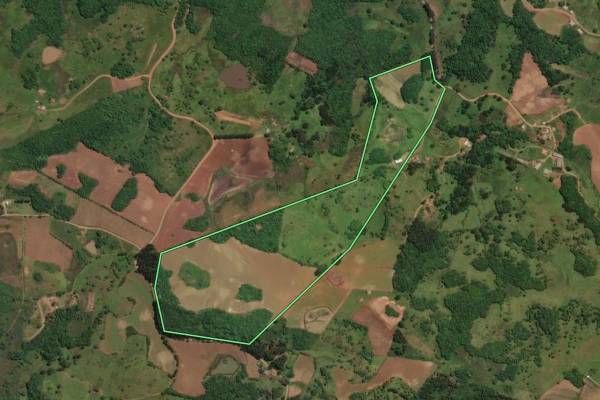 Imagem de satélite do imóvel rural em Celso Ramos (SC), com o contorno declarado no CAR desenhado por cima.