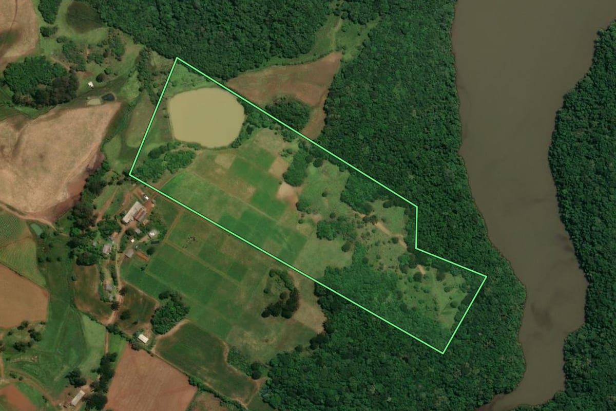 Imagem de satélite do imóvel rural em Celso Ramos (SC), com o contorno declarado no CAR desenhado por cima.
