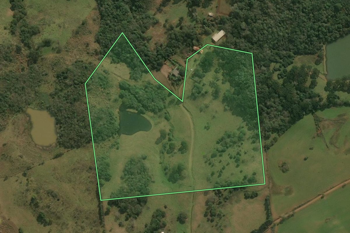 Imagem de satélite do imóvel rural em Celso Ramos (SC), com o contorno declarado no CAR desenhado por cima.