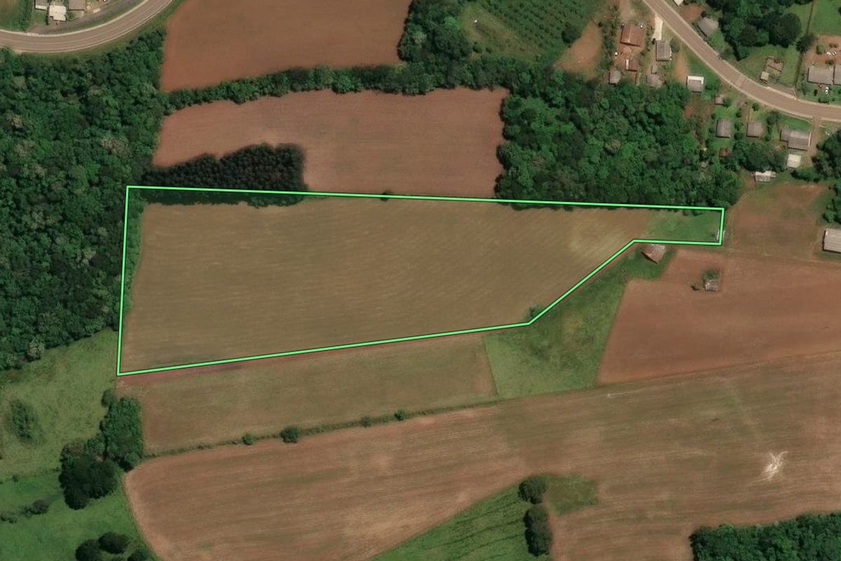 Imagem de satélite do imóvel rural em Celso Ramos (SC), com o contorno declarado no CAR desenhado por cima.