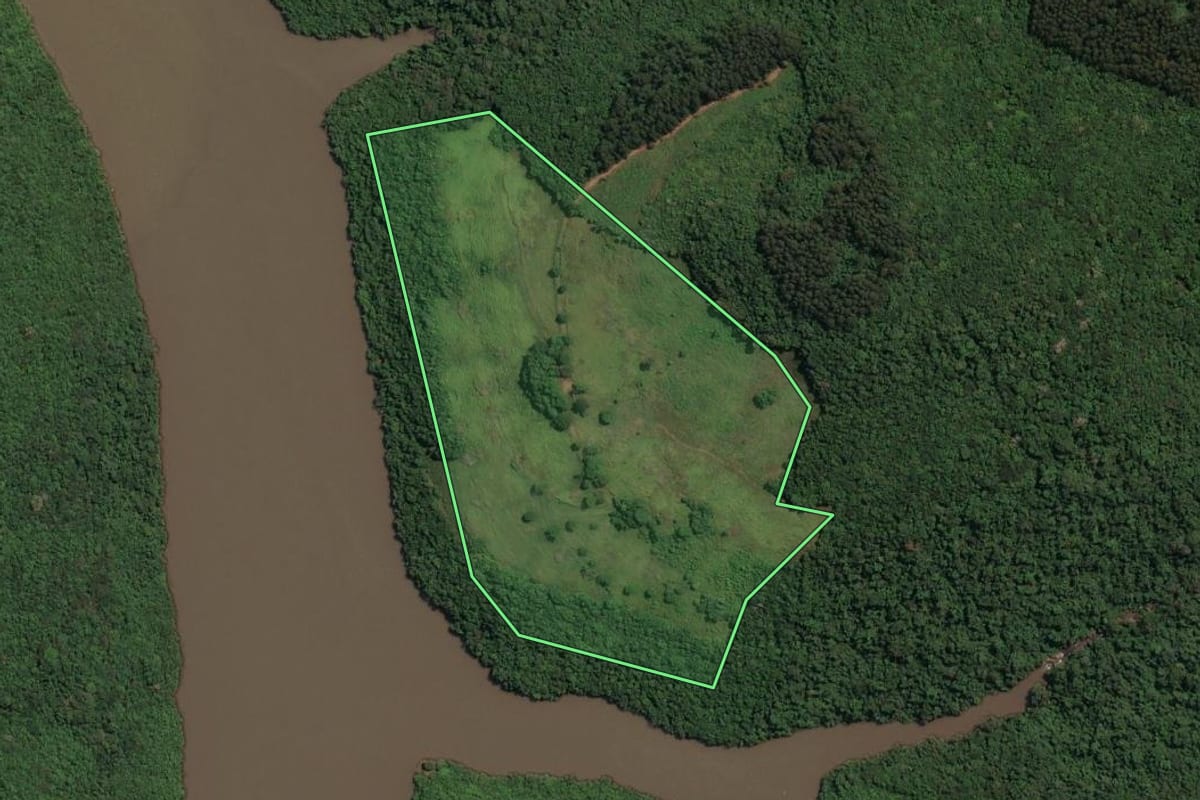 Imagem de satélite do imóvel rural em Celso Ramos (SC), com o contorno declarado no CAR desenhado por cima.