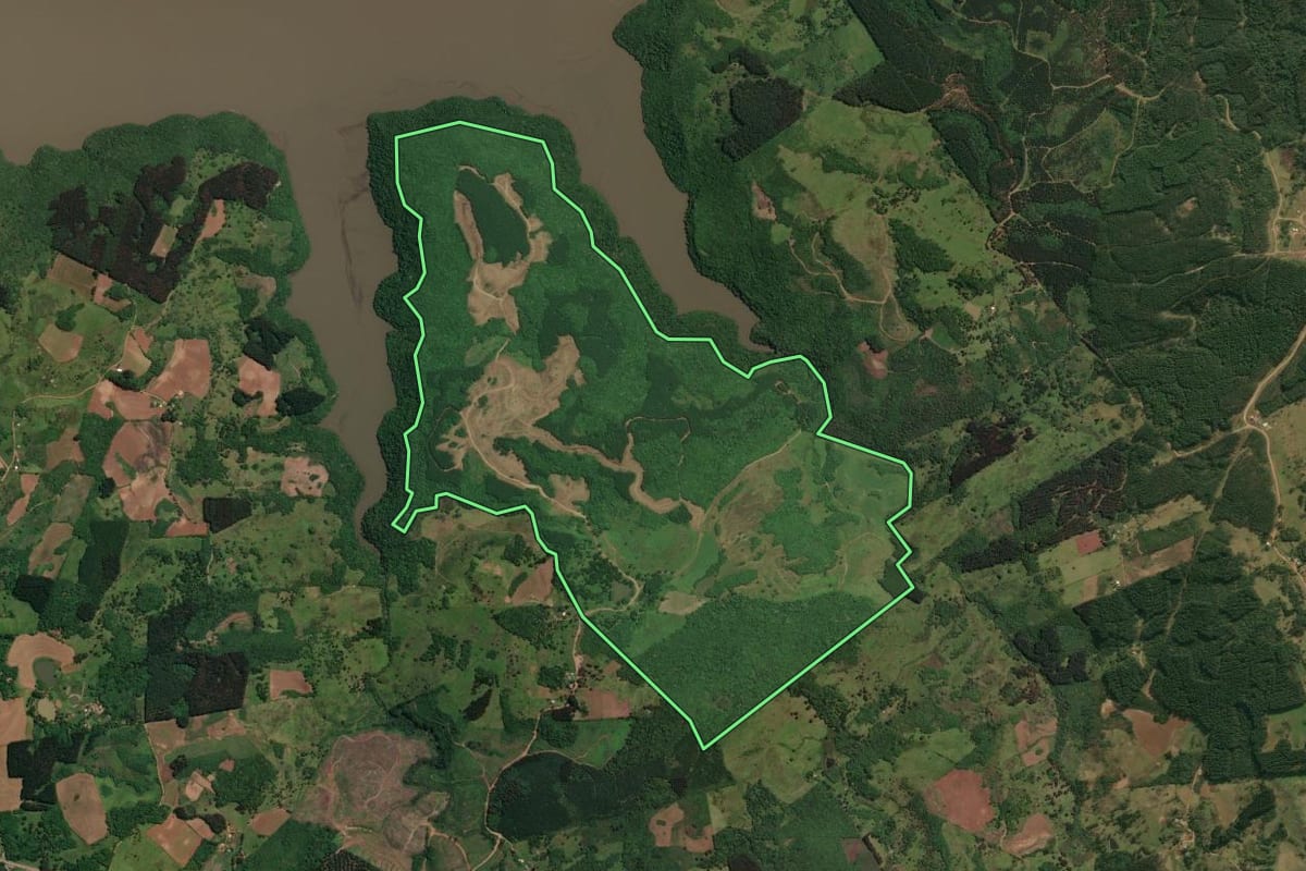 Imagem de satélite do imóvel rural em Celso Ramos (SC), com o contorno declarado no CAR desenhado por cima.