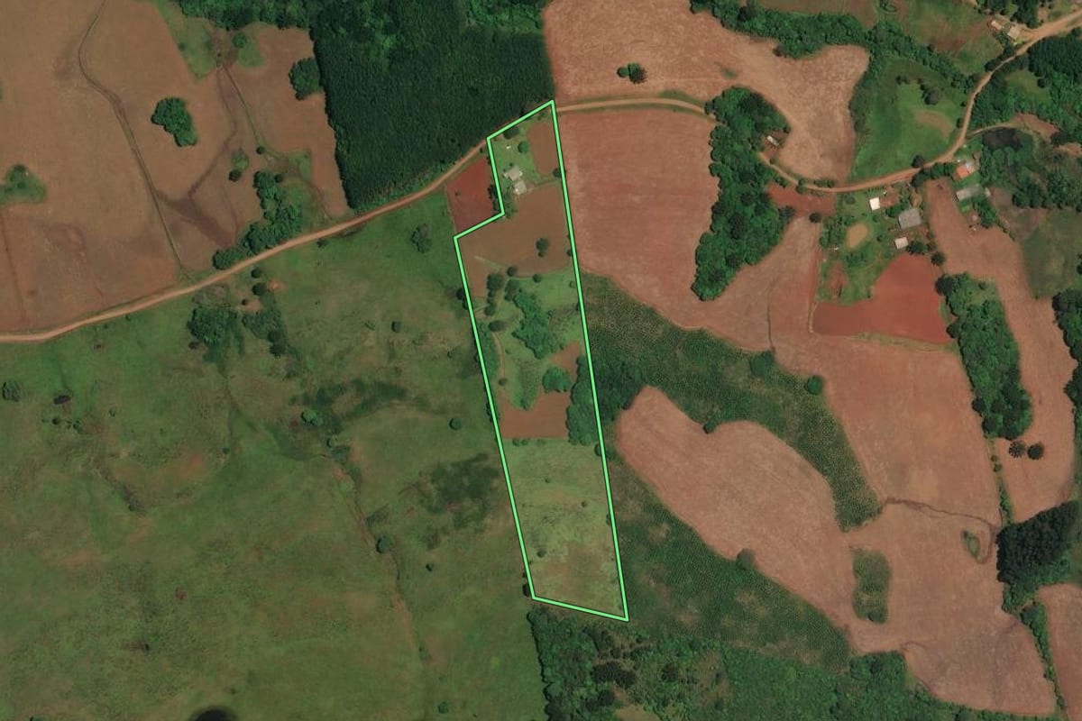 Imagem de satélite do imóvel rural em Cerro Negro (SC), com o contorno declarado no CAR desenhado por cima.
