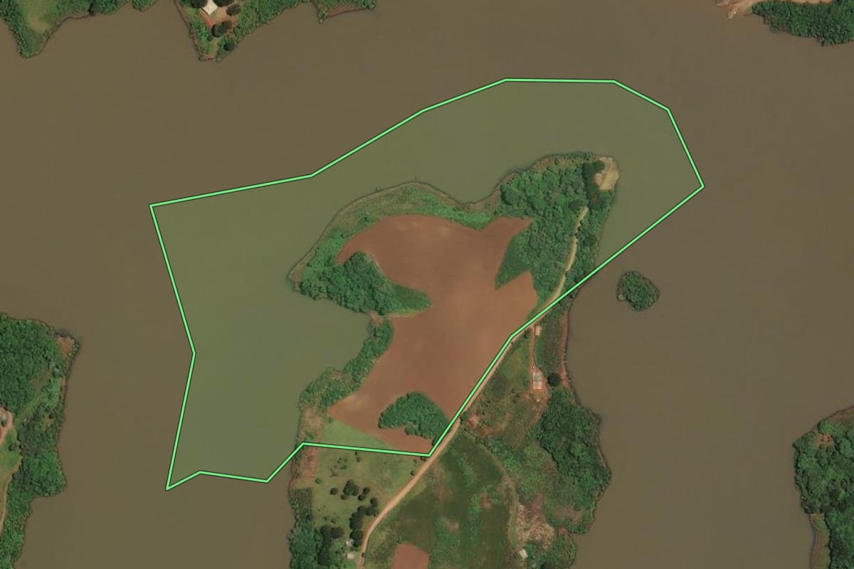 Imagem de satélite do imóvel rural em Cerro Negro (SC), com o contorno declarado no CAR desenhado por cima.