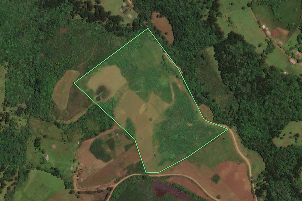 Imagem de satélite do imóvel rural em Cerro Negro (SC), com o contorno declarado no CAR desenhado por cima.