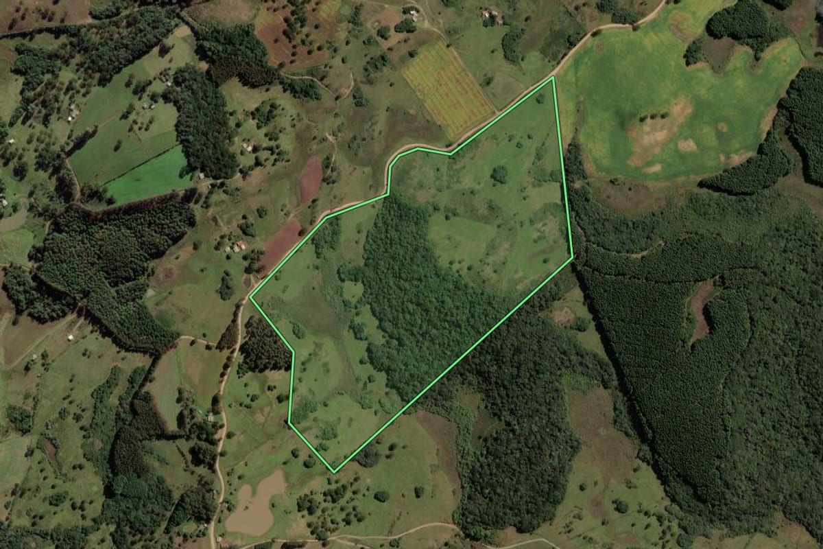Imagem de satélite do imóvel rural em Cerro Negro (SC), com o contorno declarado no CAR desenhado por cima.