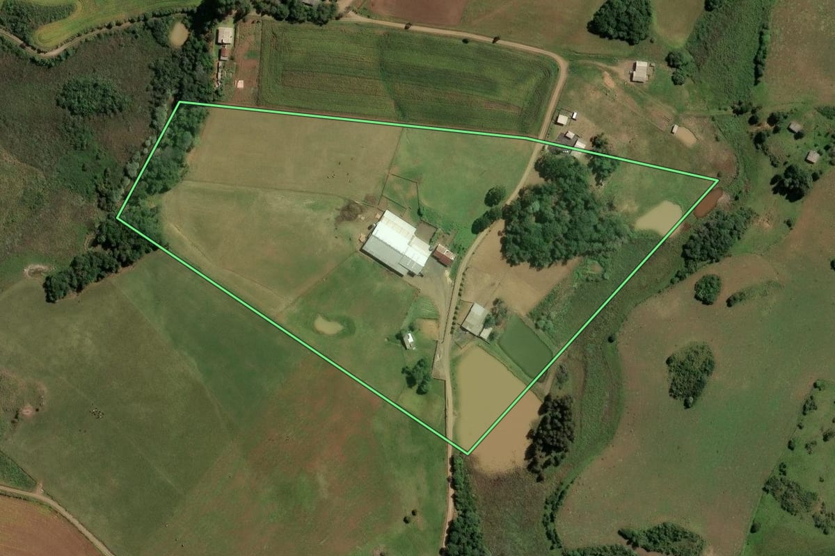 Imagem de satélite do imóvel rural em Cerro Negro (SC), com o contorno declarado no CAR desenhado por cima.