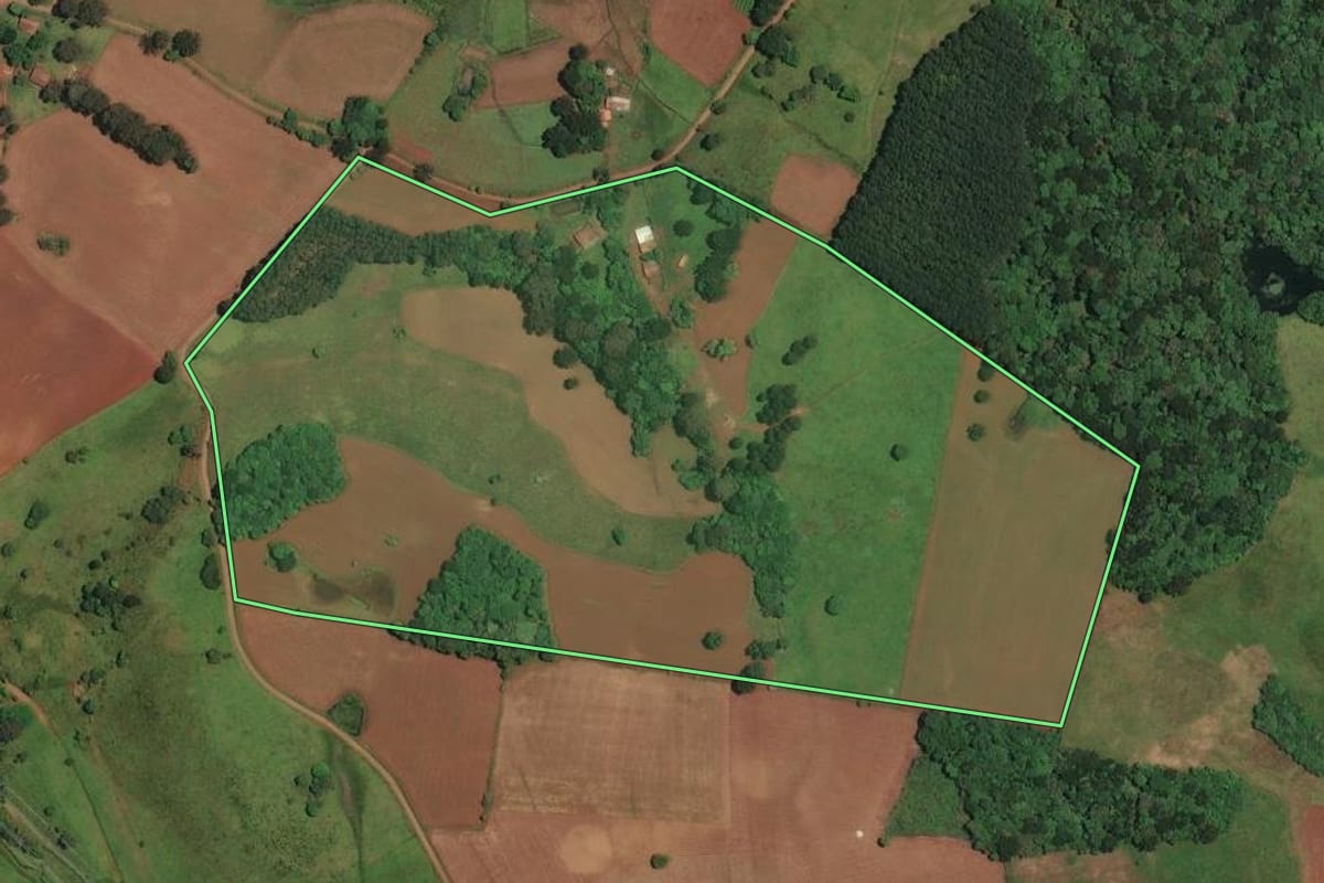 Imagem de satélite do imóvel rural em Cerro Negro (SC), com o contorno declarado no CAR desenhado por cima.