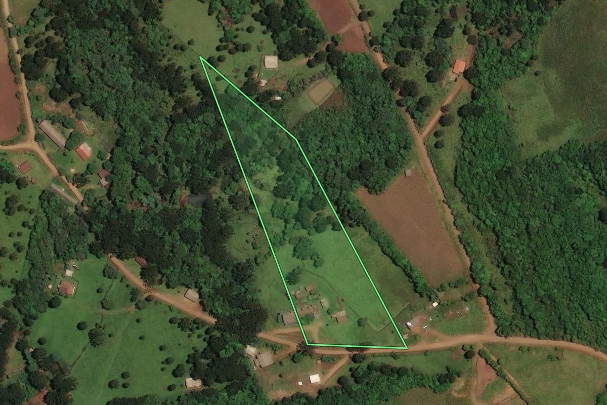 Imagem de satélite do imóvel rural em Cerro Negro (SC), com o contorno declarado no CAR desenhado por cima.