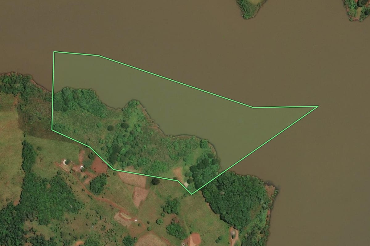 Imagem de satélite do imóvel rural em Cerro Negro (SC), com o contorno declarado no CAR desenhado por cima.