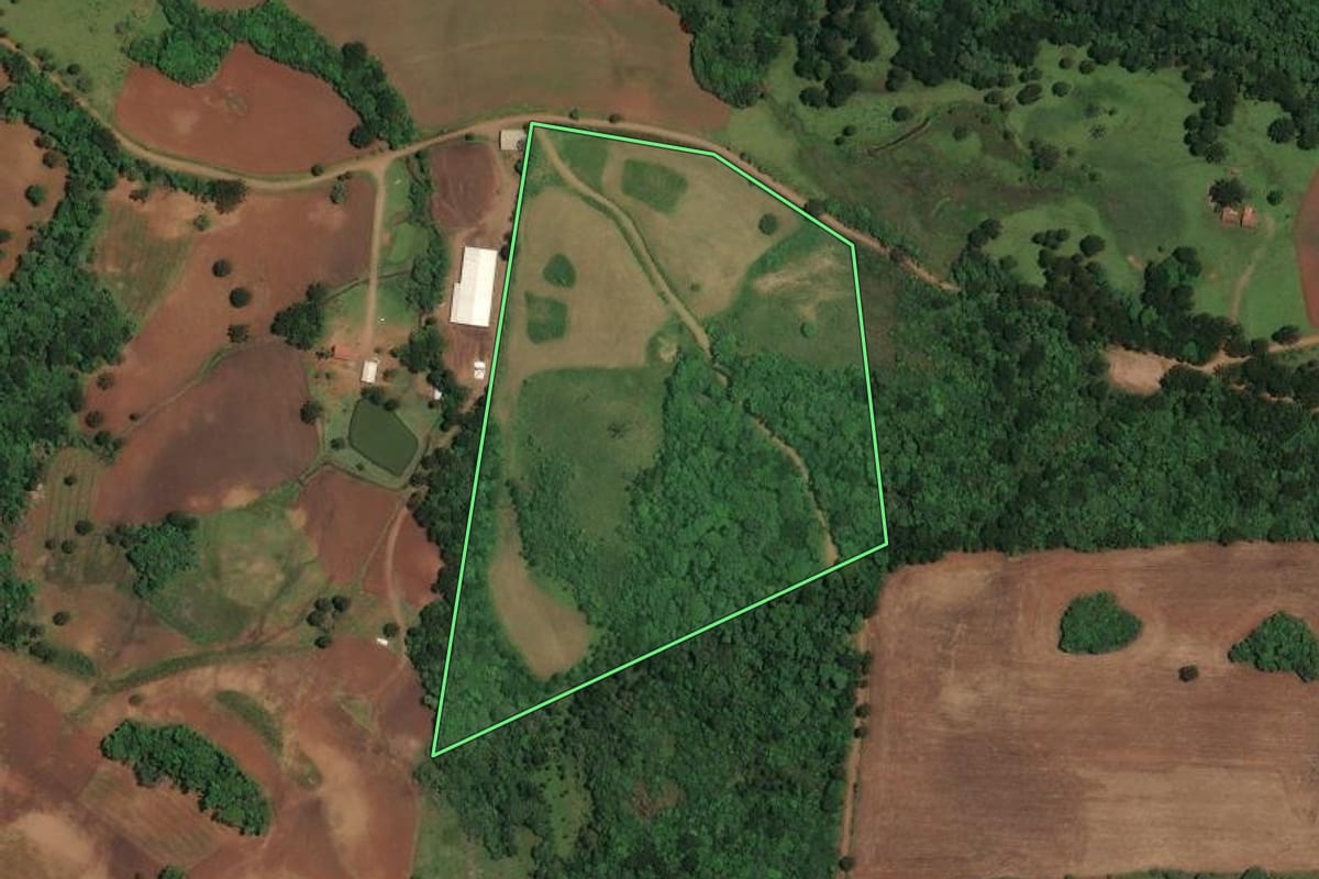 Imagem de satélite do imóvel rural em Cerro Negro (SC), com o contorno declarado no CAR desenhado por cima.