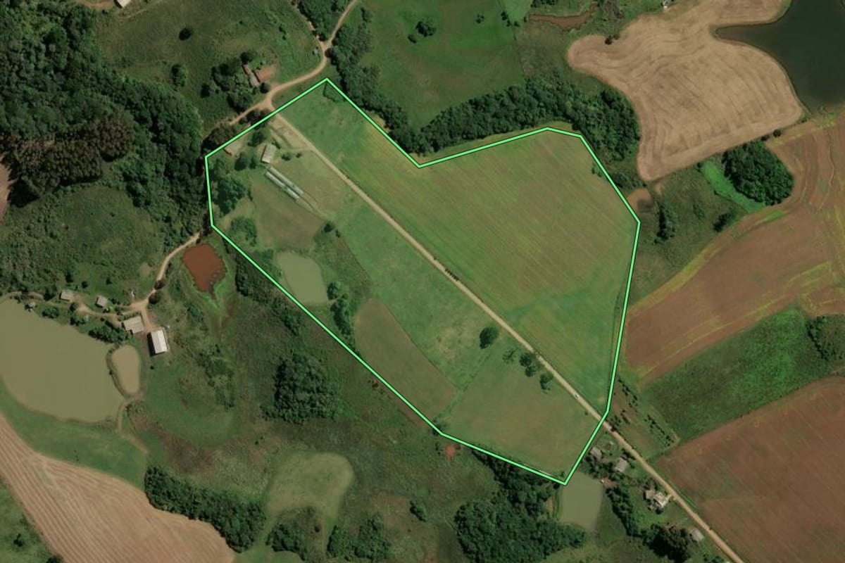 Imagem de satélite do imóvel rural em Cerro Negro (SC), com o contorno declarado no CAR desenhado por cima.