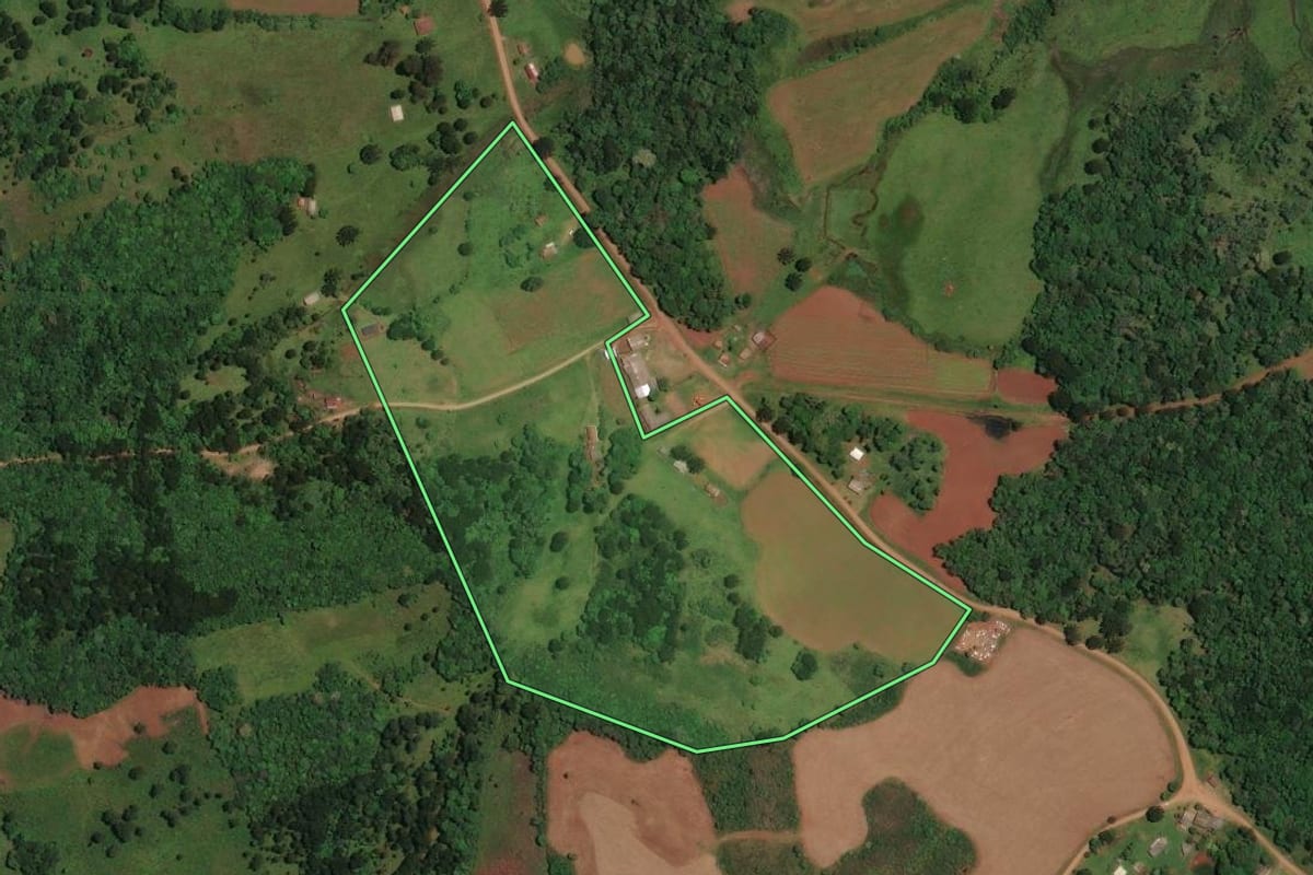 Imagem de satélite do imóvel rural em Cerro Negro (SC), com o contorno declarado no CAR desenhado por cima.
