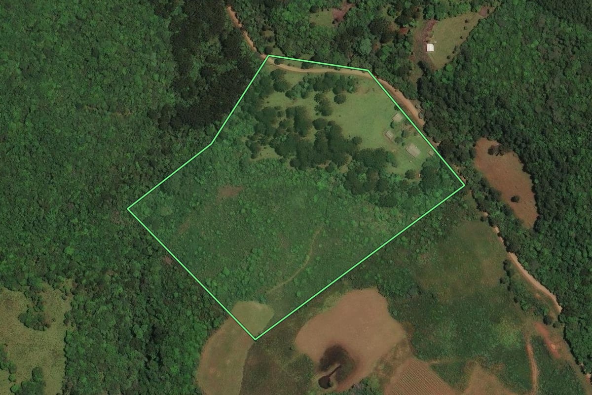 Imagem de satélite do imóvel rural em Cerro Negro (SC), com o contorno declarado no CAR desenhado por cima.