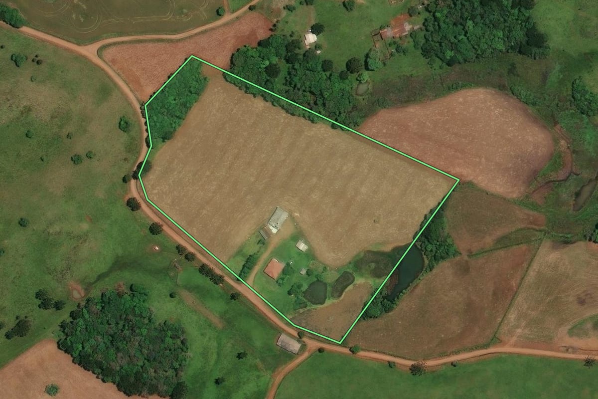 Imagem de satélite do imóvel rural em Cerro Negro (SC), com o contorno declarado no CAR desenhado por cima.