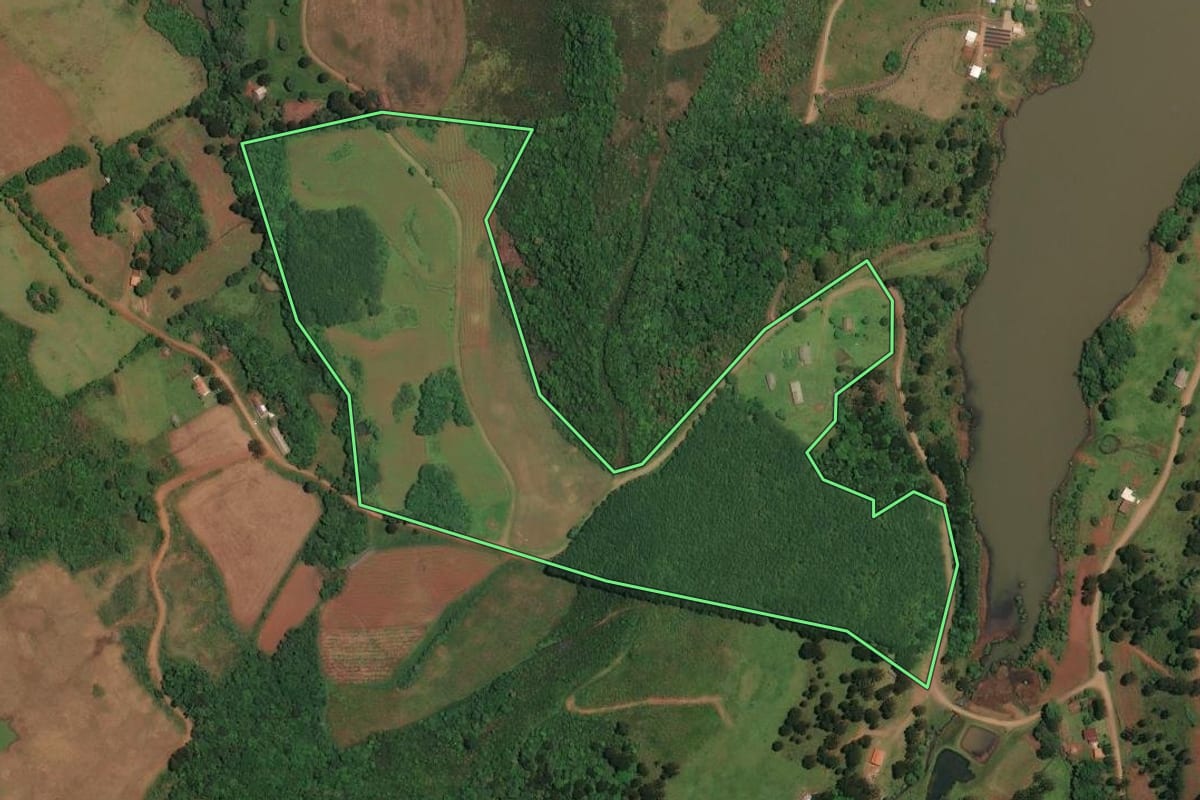 Imagem de satélite do imóvel rural em Cerro Negro (SC), com o contorno declarado no CAR desenhado por cima.