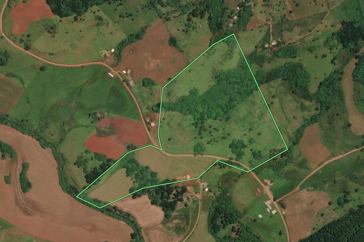 Imagem de satélite do imóvel rural em Cerro Negro (SC), com o contorno declarado no CAR desenhado por cima.