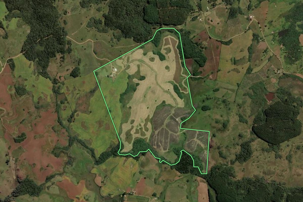 Imagem de satélite do imóvel rural em Cerro Negro (SC), com o contorno declarado no CAR desenhado por cima.