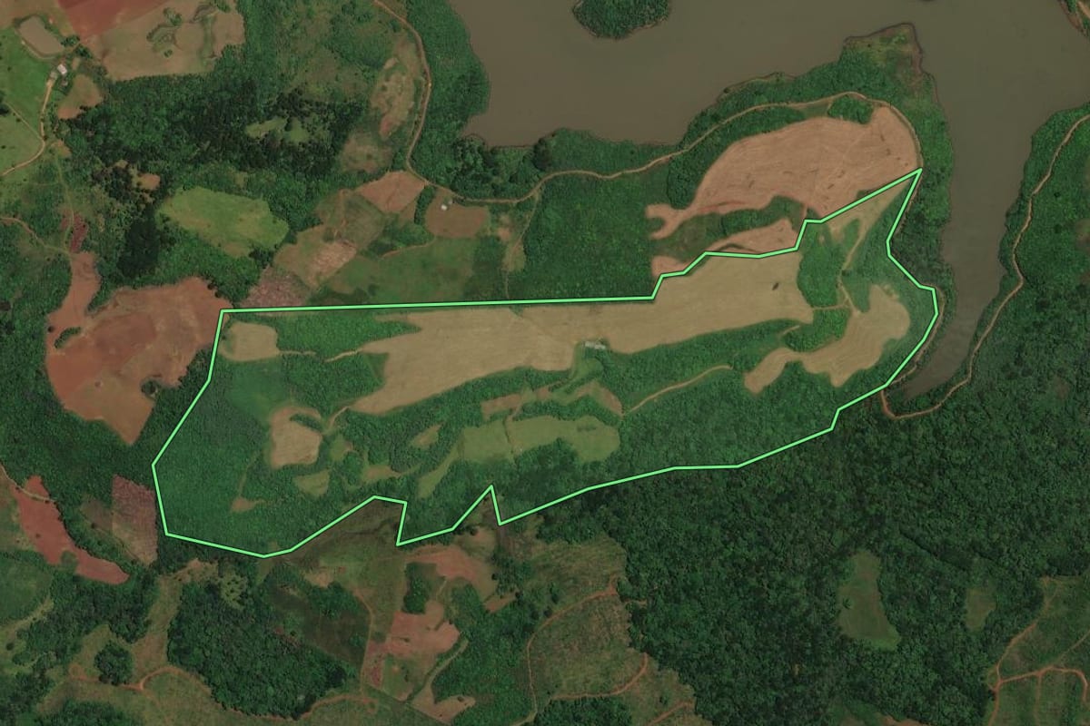 Imagem de satélite do imóvel rural em Cerro Negro (SC), com o contorno declarado no CAR desenhado por cima.