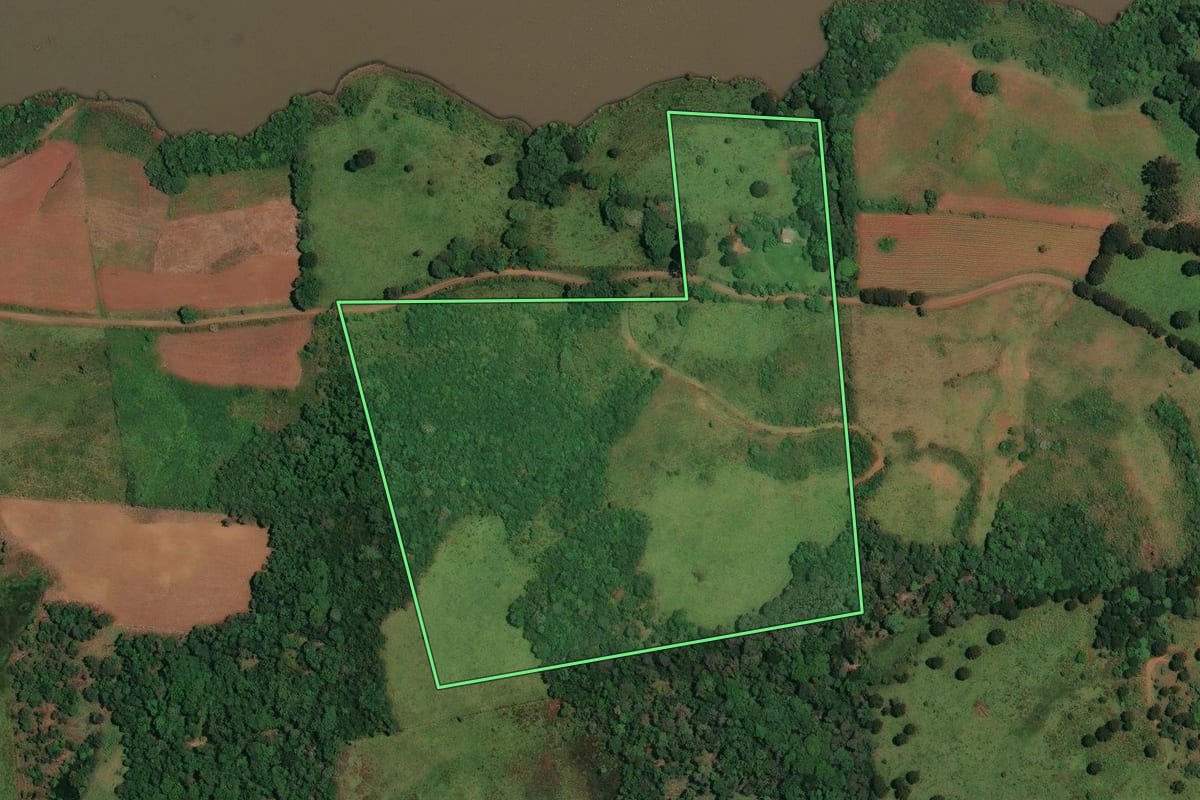 Imagem de satélite do imóvel rural em Cerro Negro (SC), com o contorno declarado no CAR desenhado por cima.