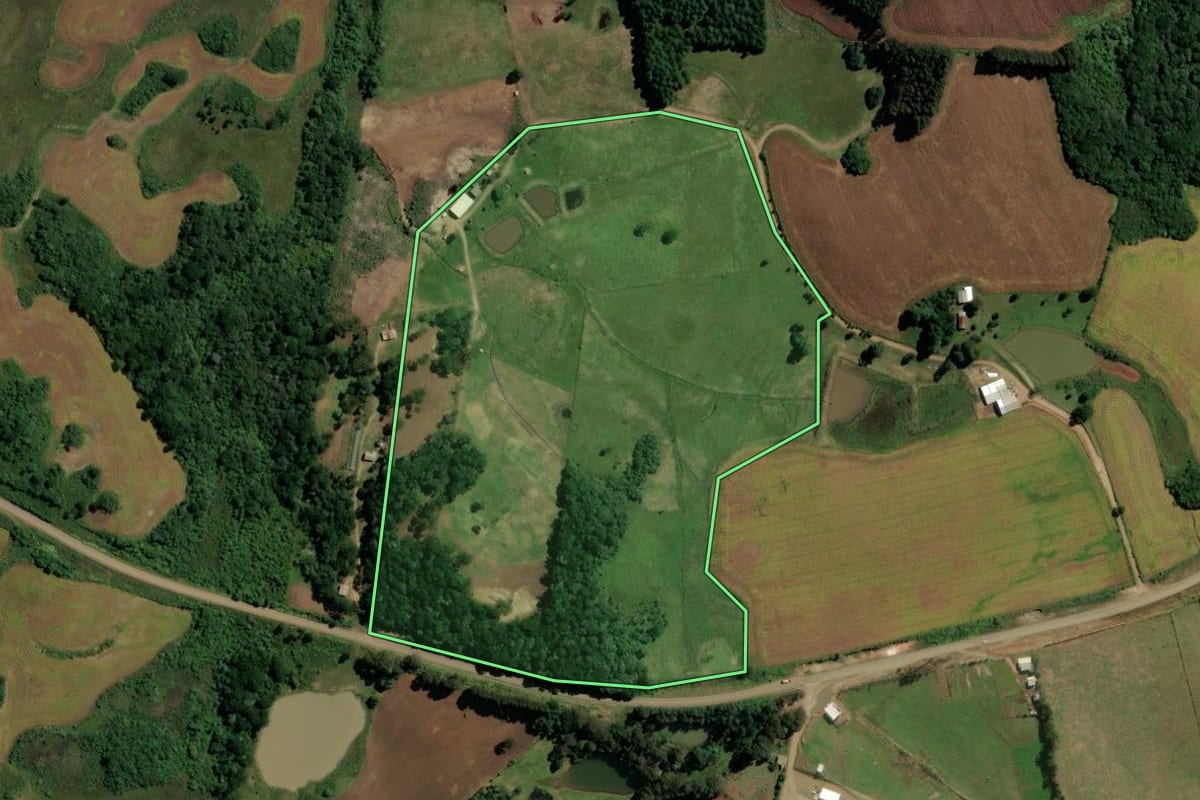 Imagem de satélite do imóvel rural em Cerro Negro (SC), com o contorno declarado no CAR desenhado por cima.