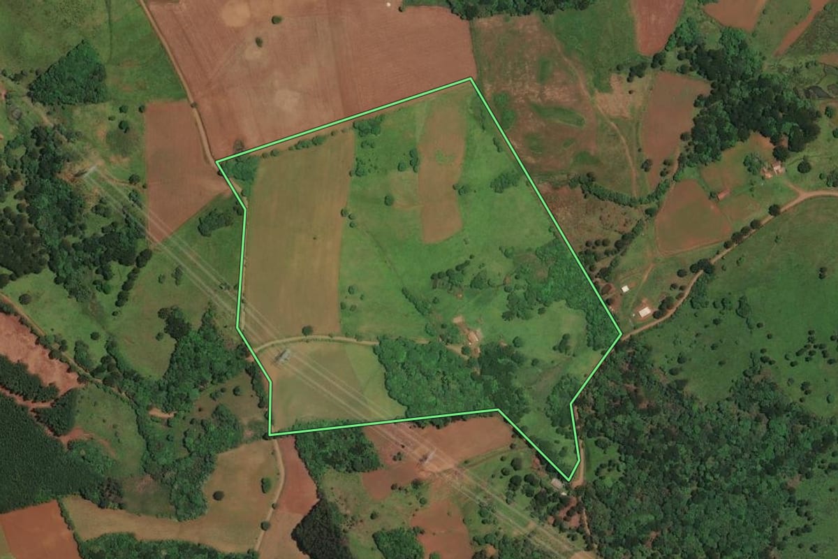Imagem de satélite do imóvel rural em Cerro Negro (SC), com o contorno declarado no CAR desenhado por cima.