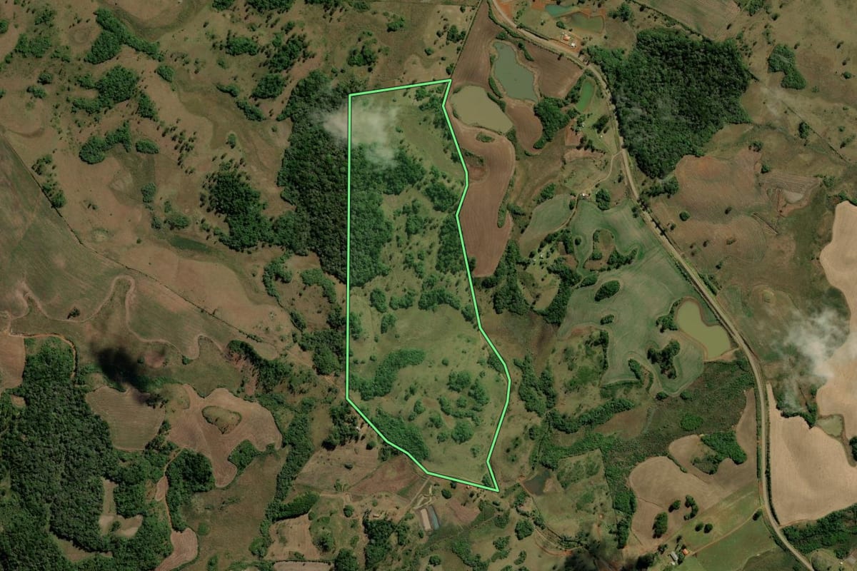 Imagem de satélite do imóvel rural em Cerro Negro (SC), com o contorno declarado no CAR desenhado por cima.
