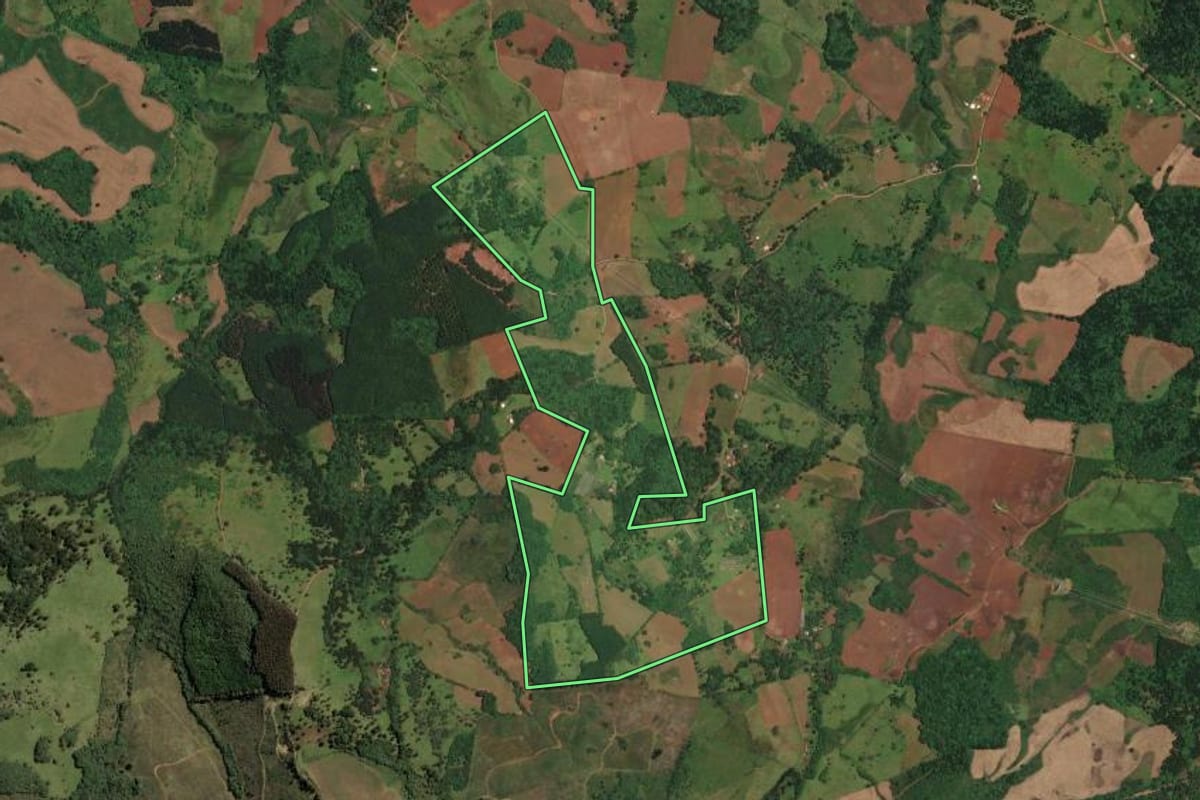 Imagem de satélite do imóvel rural em Cerro Negro (SC), com o contorno declarado no CAR desenhado por cima.