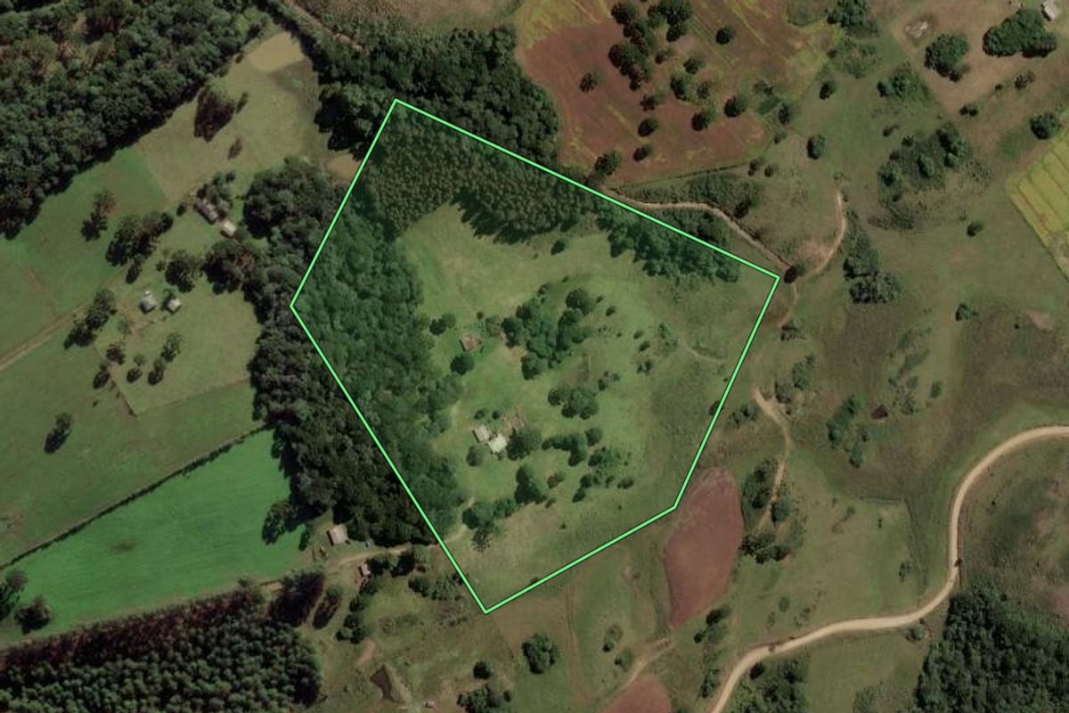Imagem de satélite do imóvel rural em Cerro Negro (SC), com o contorno declarado no CAR desenhado por cima.