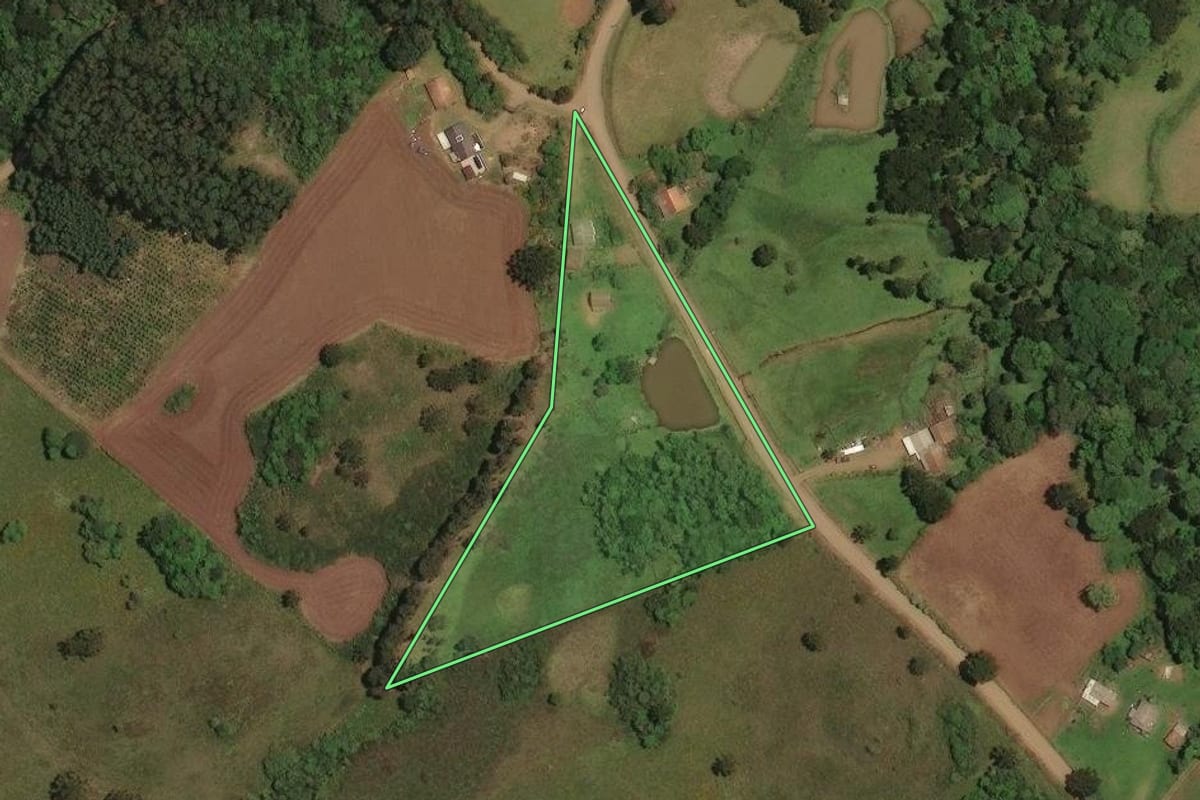 Imagem de satélite do imóvel rural em Cerro Negro (SC), com o contorno declarado no CAR desenhado por cima.