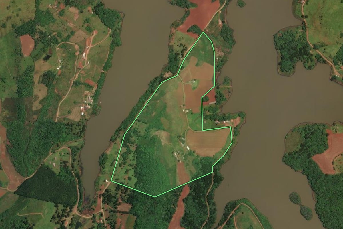 Imagem de satélite do imóvel rural em Cerro Negro (SC), com o contorno declarado no CAR desenhado por cima.