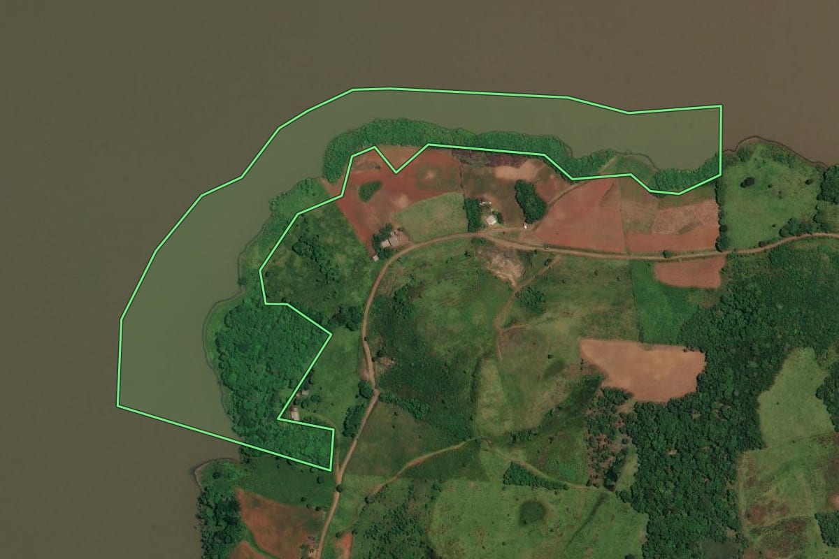 Imagem de satélite do imóvel rural em Cerro Negro (SC), com o contorno declarado no CAR desenhado por cima.
