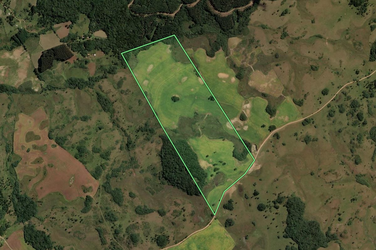 Imagem de satélite do imóvel rural em Cerro Negro (SC), com o contorno declarado no CAR desenhado por cima.