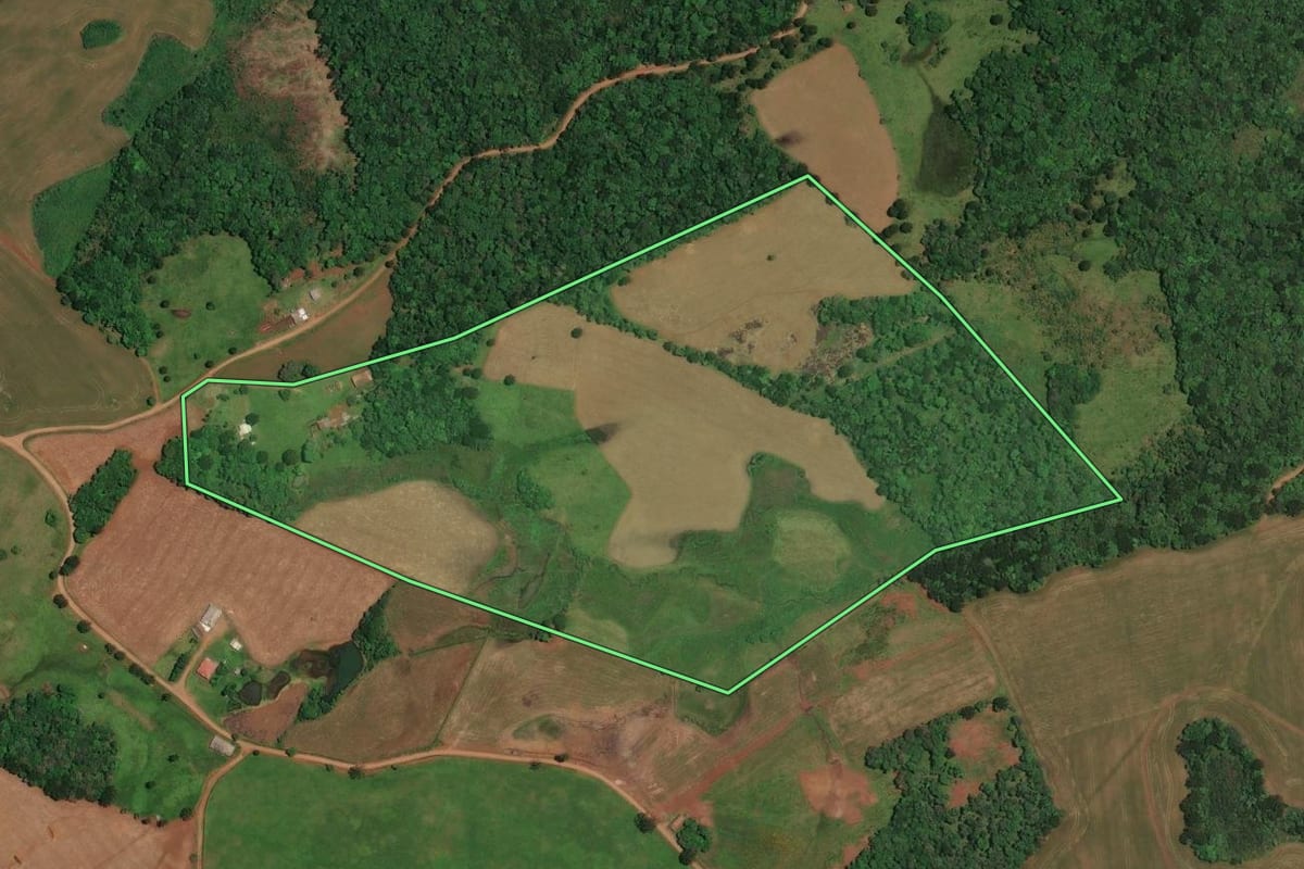 Imagem de satélite do imóvel rural em Cerro Negro (SC), com o contorno declarado no CAR desenhado por cima.