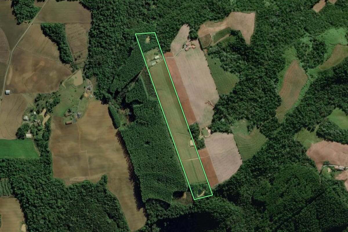 Imagem de satélite do imóvel rural em Chapadão do Lageado (SC), com o contorno declarado no CAR desenhado por cima.