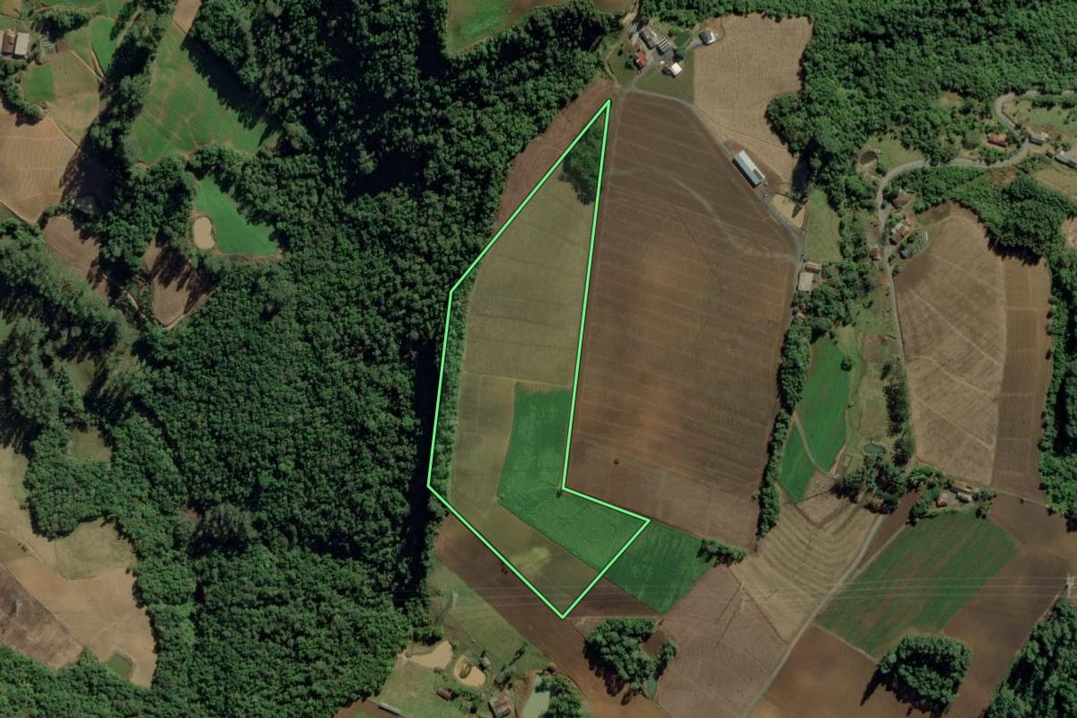 Imagem de satélite do imóvel rural em Chapadão do Lageado (SC), com o contorno declarado no CAR desenhado por cima.