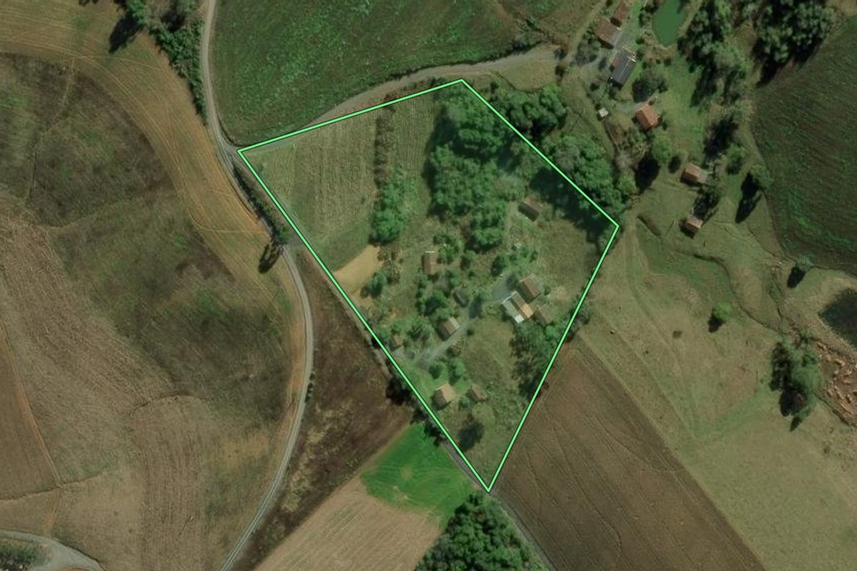 Imagem de satélite do imóvel rural em Chapadão do Lageado (SC), com o contorno declarado no CAR desenhado por cima.