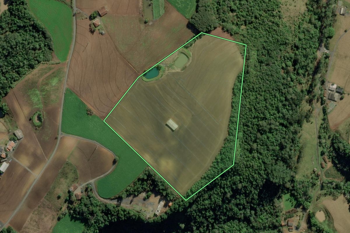 Imagem de satélite do imóvel rural em Chapadão do Lageado (SC), com o contorno declarado no CAR desenhado por cima.