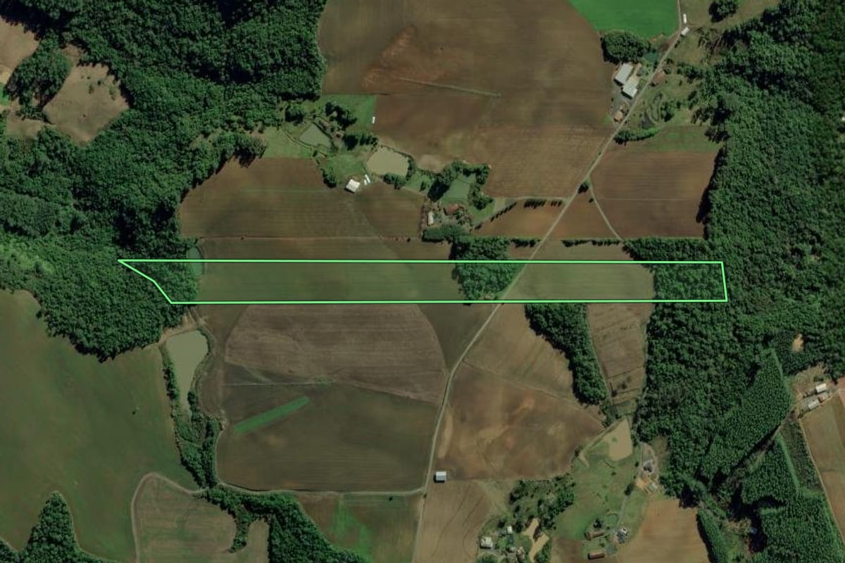 Imagem de satélite do imóvel rural em Chapadão do Lageado (SC), com o contorno declarado no CAR desenhado por cima.